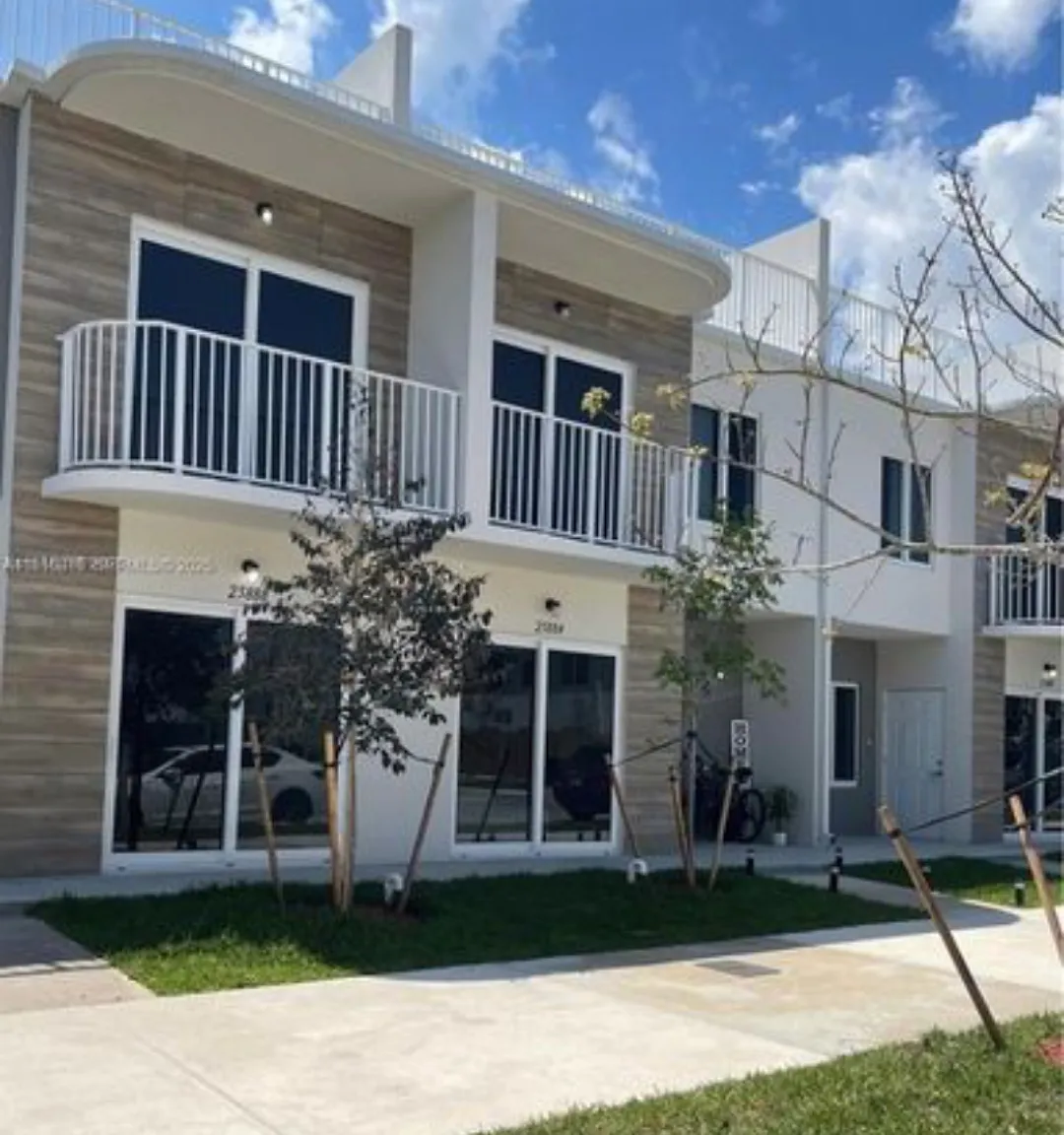 4 bed, 3.5 bath, 1398 sqft, $2,700 — Photo 1
