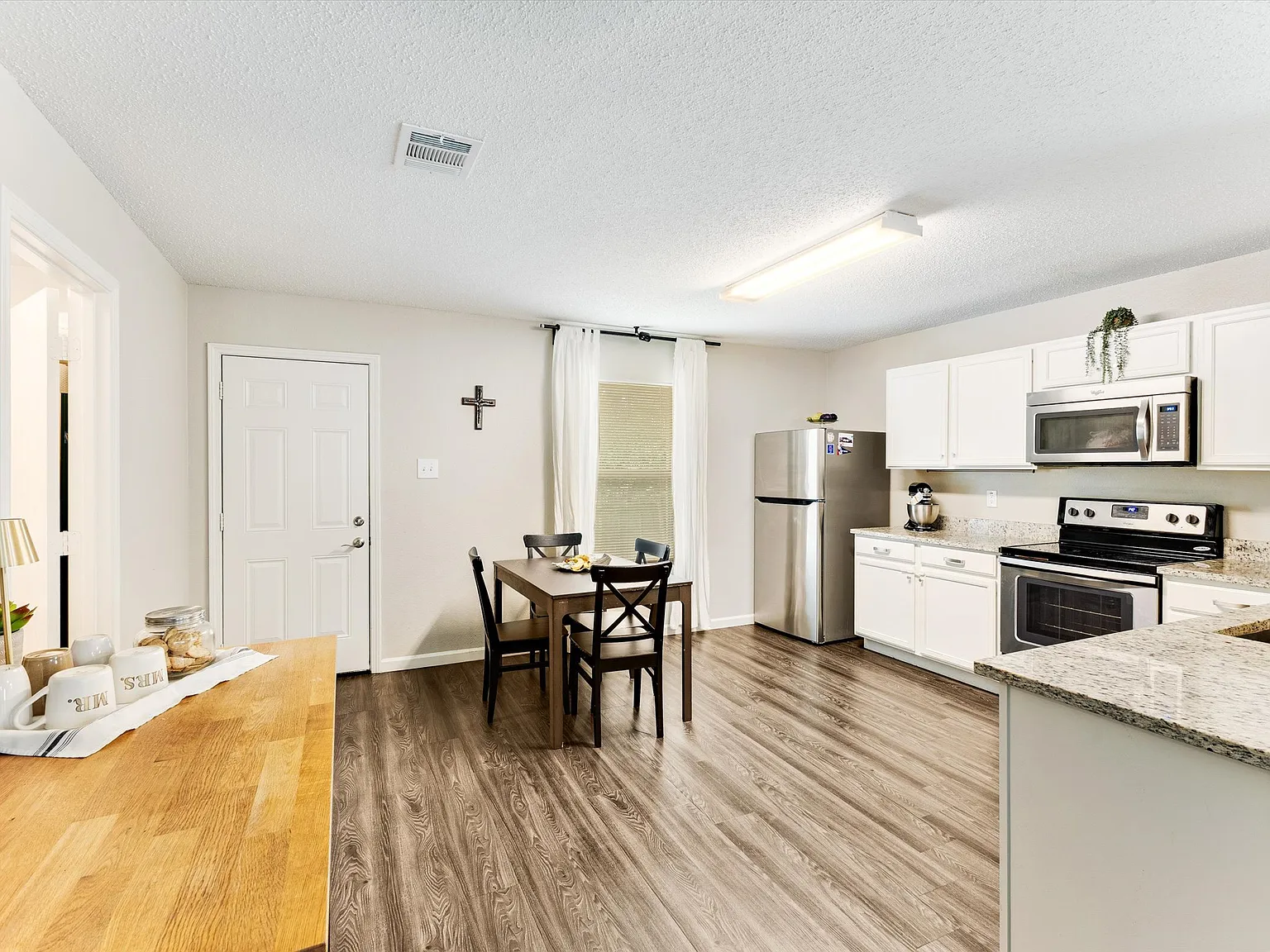 3 bed, 1701 sqft, $2,400 — Photo 4
