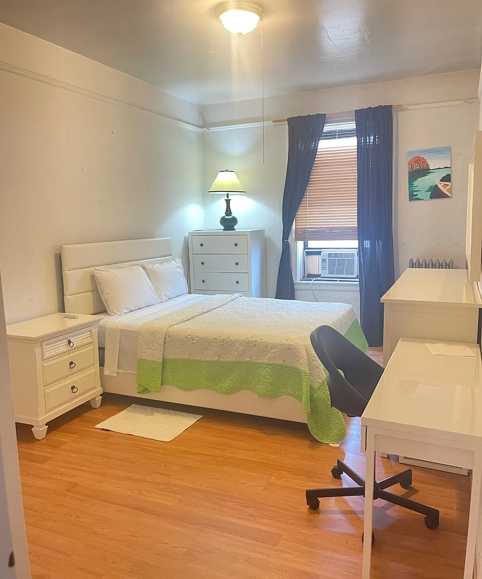 2 bed, 200 sqft, $1,000 — Photo 1