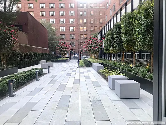 Rented by LL Real Estate Services | media 12