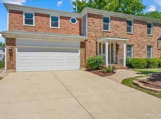 1280 Pembrook Cir, Roselle, IL 60172