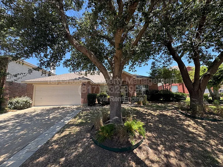 304 E Clover Park Dr — Photo 1