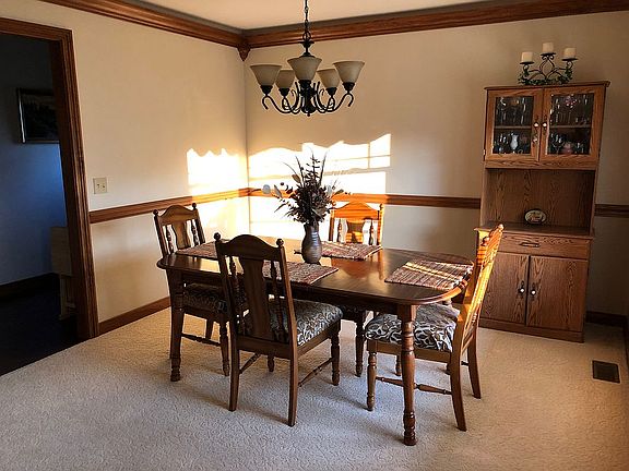 Formal DR w/chair rail
Crown Molding with
lighting