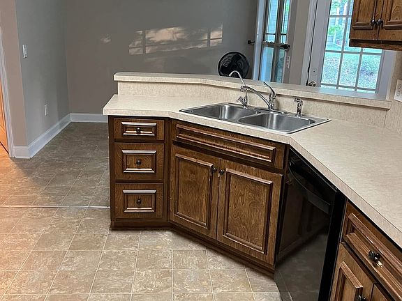 4th image of 550 Lee Road 450