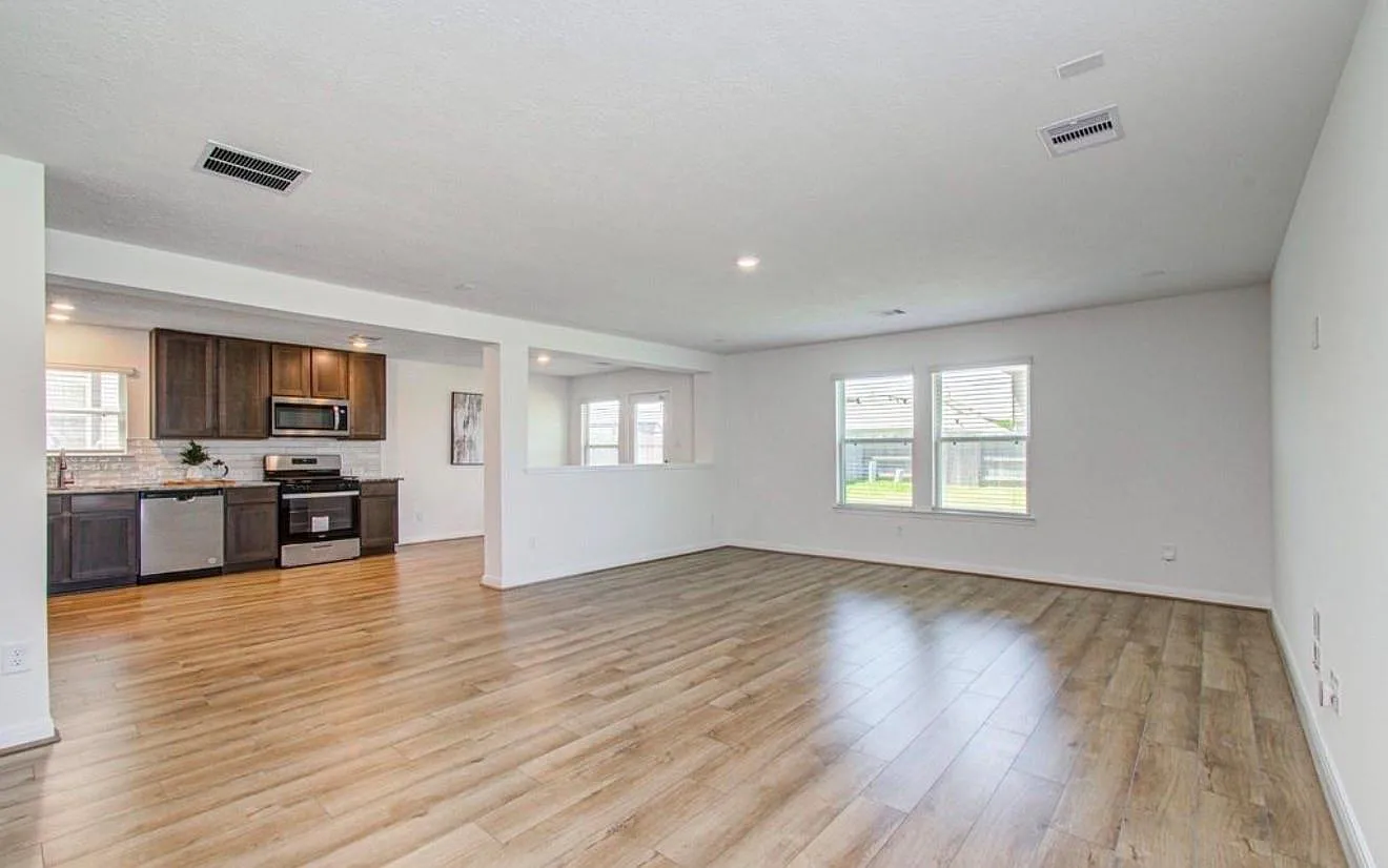 3 bed, 2.5 bath, 1818 sqft, $2,200 — Photo 3