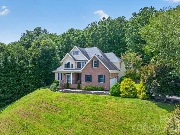 7940 Oakmont Ct, Hickory, NC 28602