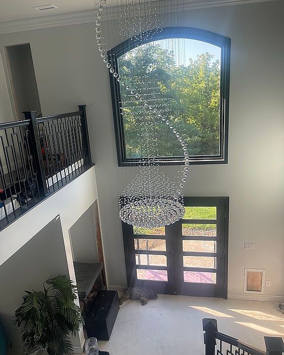 1st image of 8 W Gate Dr