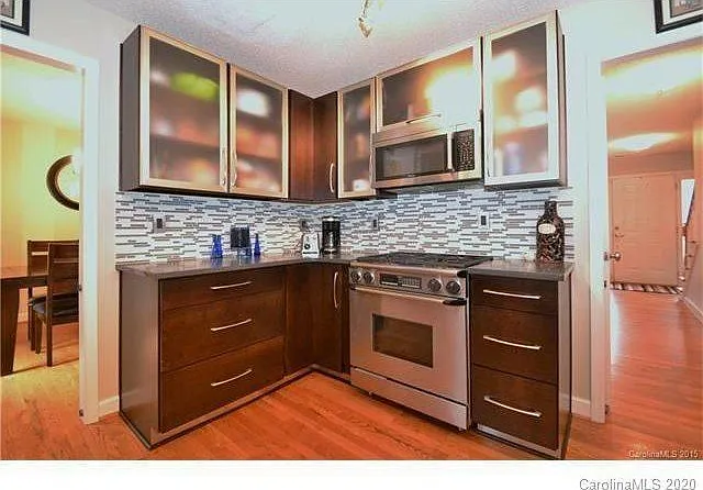 3 bed, 2.5 bath, 2345 sqft, $2,400 — Photo 3