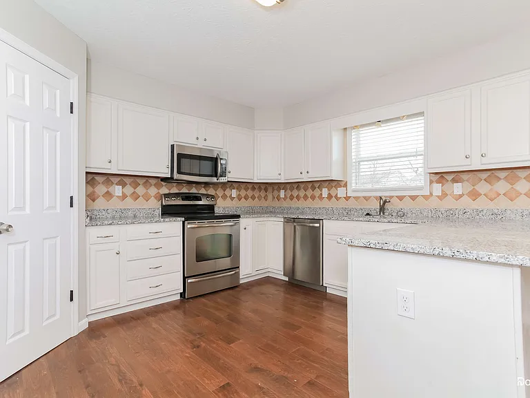 831 Harbor Pl — Photo 4