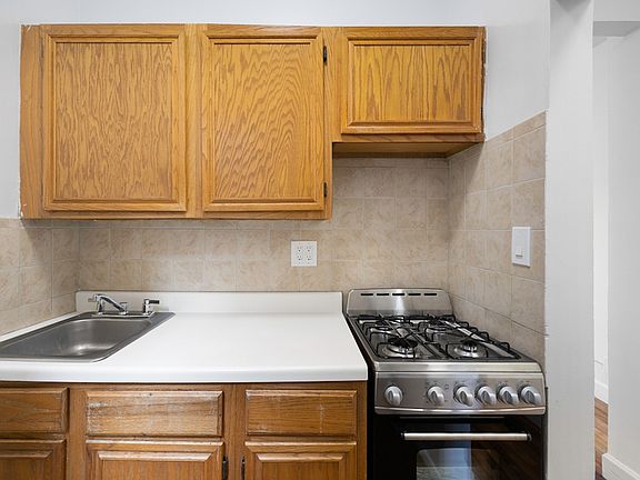 4th image of 624 E 11th St APT 5C