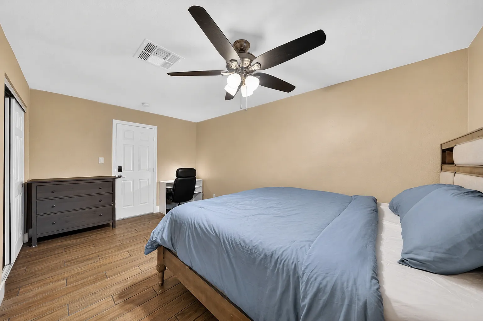 5 bed, 1800 sqft, $875 — Photo 2
