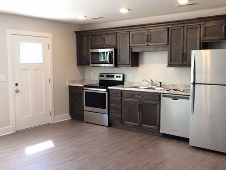 1138 Kenton St E — Photo 2