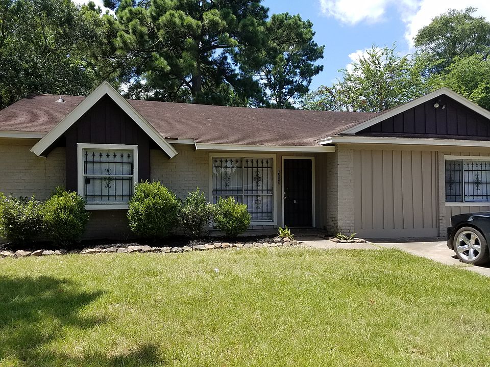 Front yard. Corner lot