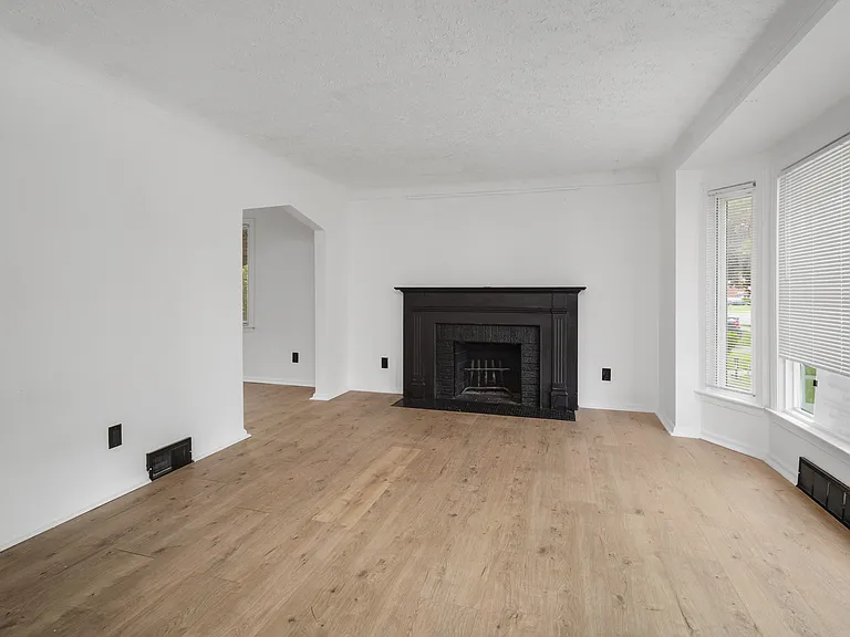 13891 Fairmount Dr — Photo 4