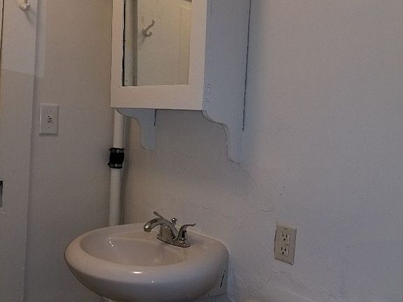4th image of 713 1/2 Chicago St