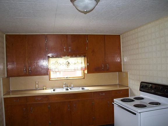 Apt B kitchen
