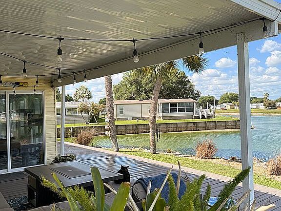 5th image of 548 Oak Island Cir