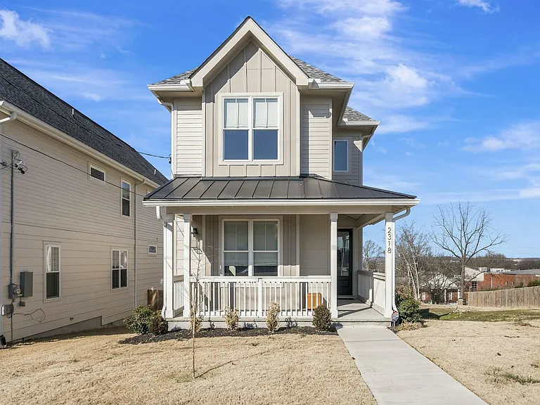 2318 Batavia St — Photo 2