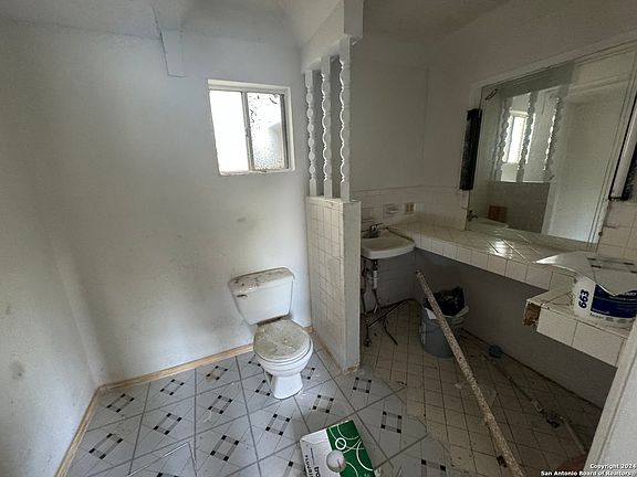 5th image of 1102 WAVERLY AVE