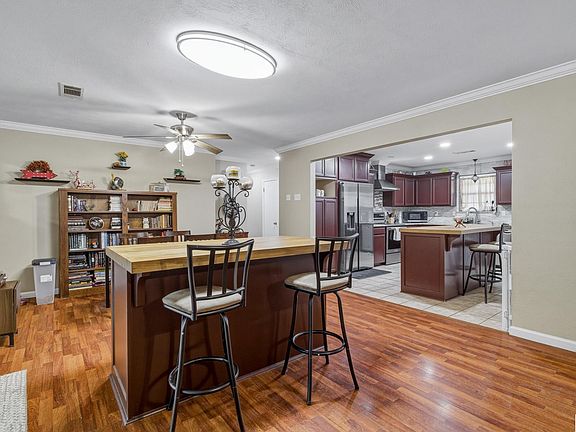 4th image of 216 Sussex Dr