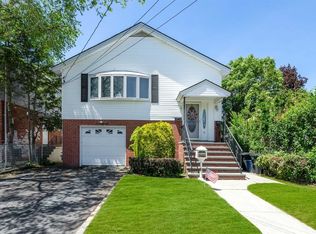 17 Hickory Rd, Port Washington, NY 11050