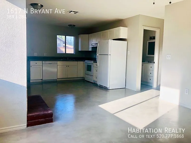 1617 N Bryant Ave — Photo 2