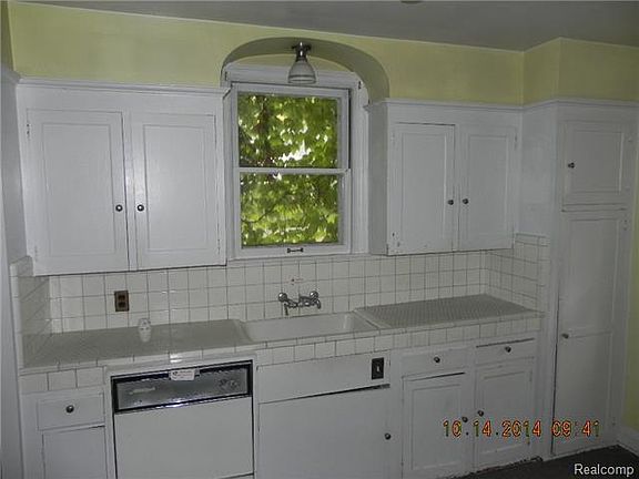 4th image of 15930 Glastonbury Ave