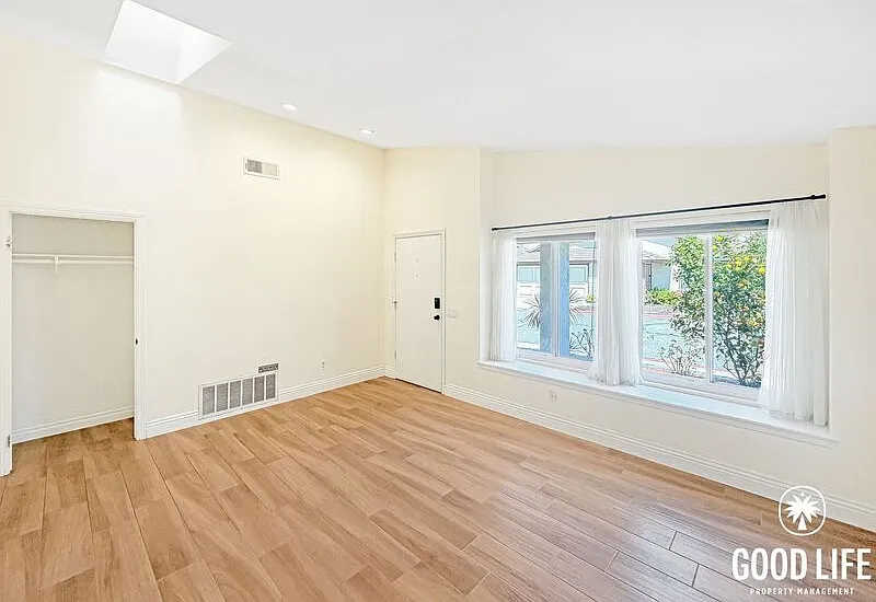 2 bed, 2.0 bath, 1072 sqft, $3,145 — Photo 4