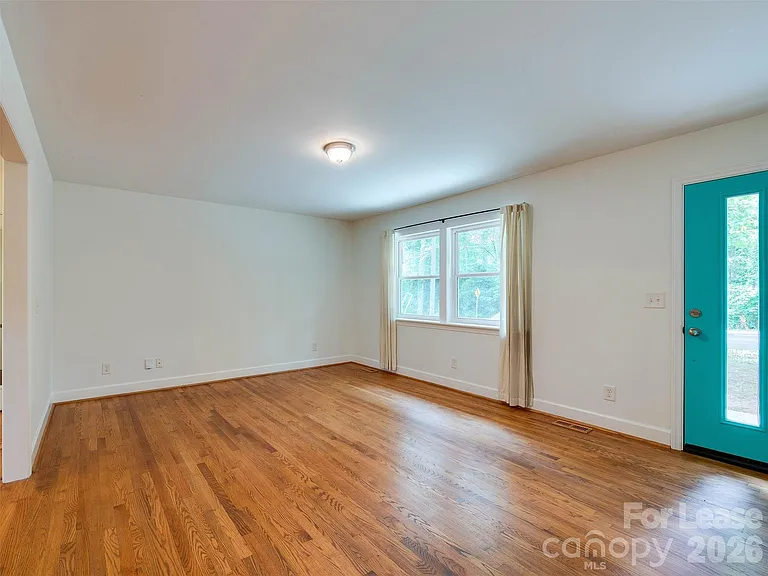 5646 Oak Dr — Photo 8