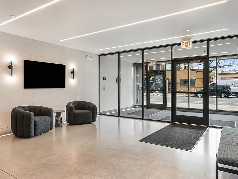 L Logan — Photo 22