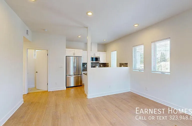 147 1/2 Roselake Ave — Photo 2