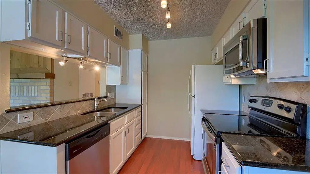 3 bed, 2.0 bath, 930 sqft, $2,700 — Photo 4