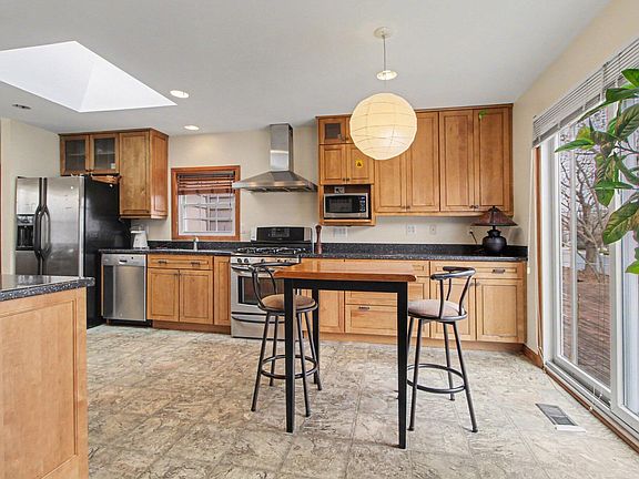 5th image of 2551 Foster Ave