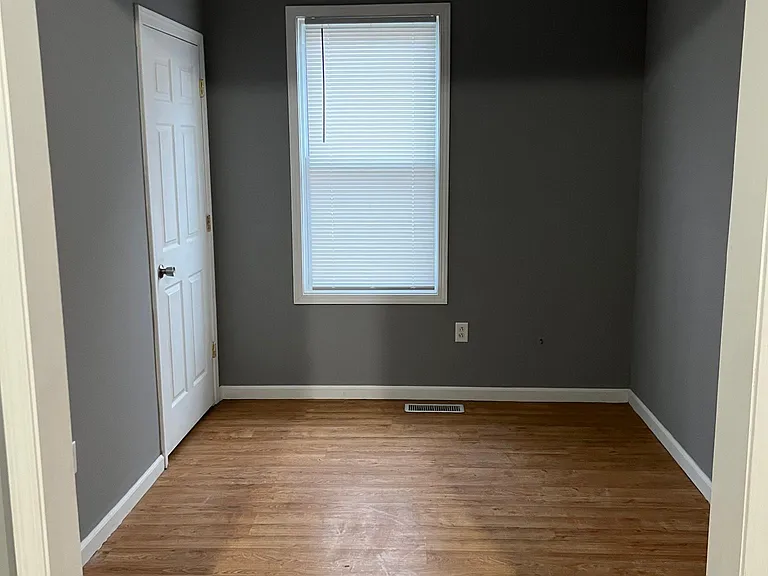 1011 S Greenlawn Ave — Photo 6