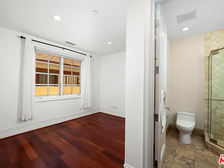 314 N Palm Dr — Photo 32