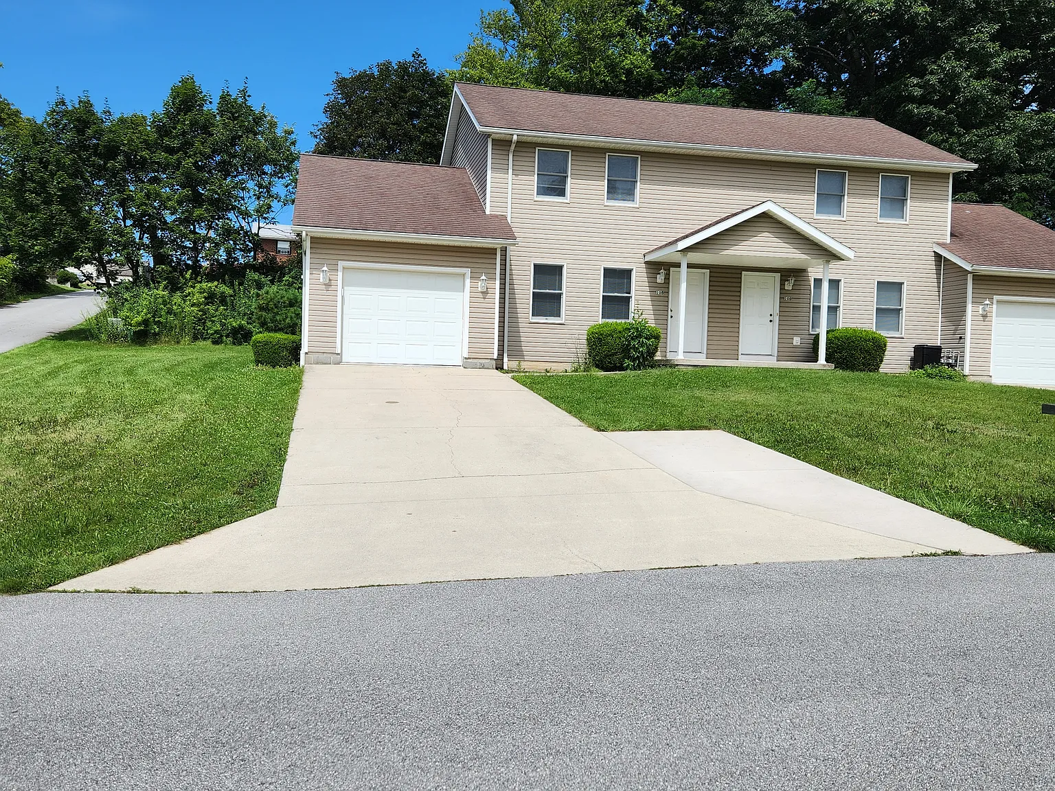 2 bed, 1.5 bath, 1200 sqft, $1,200 — Photo 2
