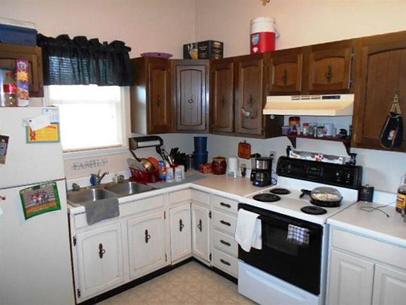 5th image of 107 Brown St