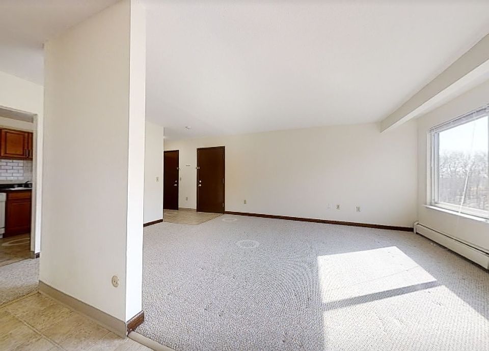 1st image of 12-380 Sunderland Rd #12