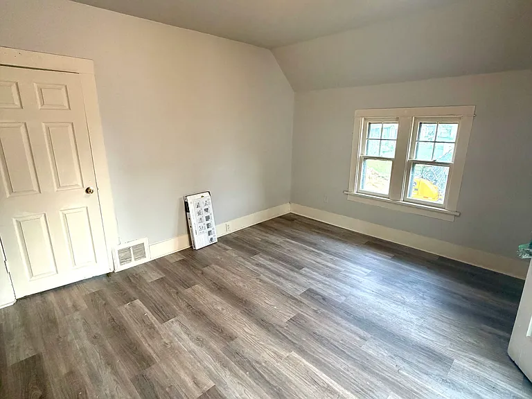 516 E 3rd St #2 — Photo 3