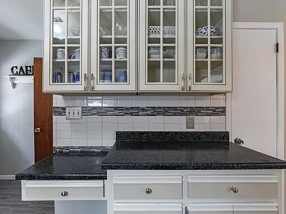 5th image of 15128 Park Ave
