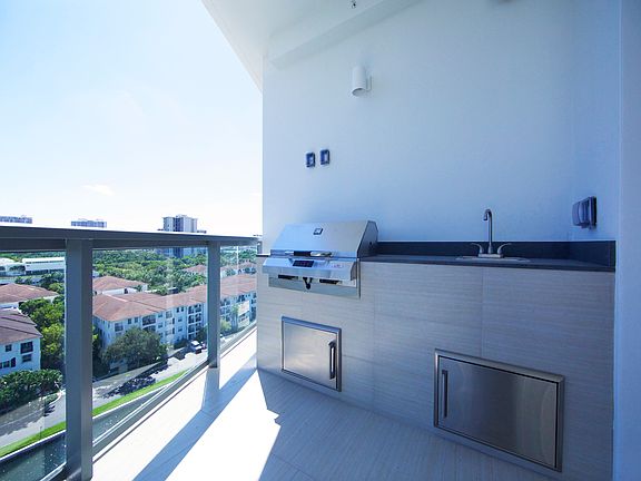 4th image of 3250 Ne 188 Street #902