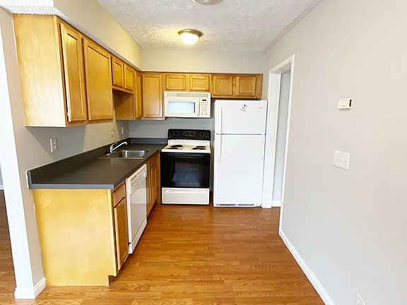 2nd image of 563 Lowell Ave APT 5