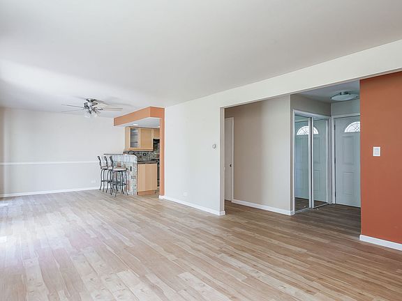 5th image of 6 Buttonwood Ct