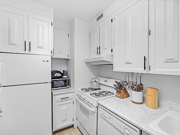 5th image of 117 E 57th St APT 23F