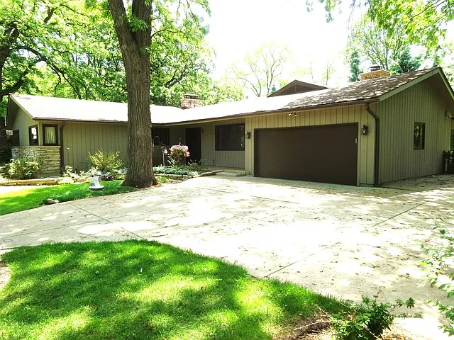 36W655 Oak Hill Dr photo 1