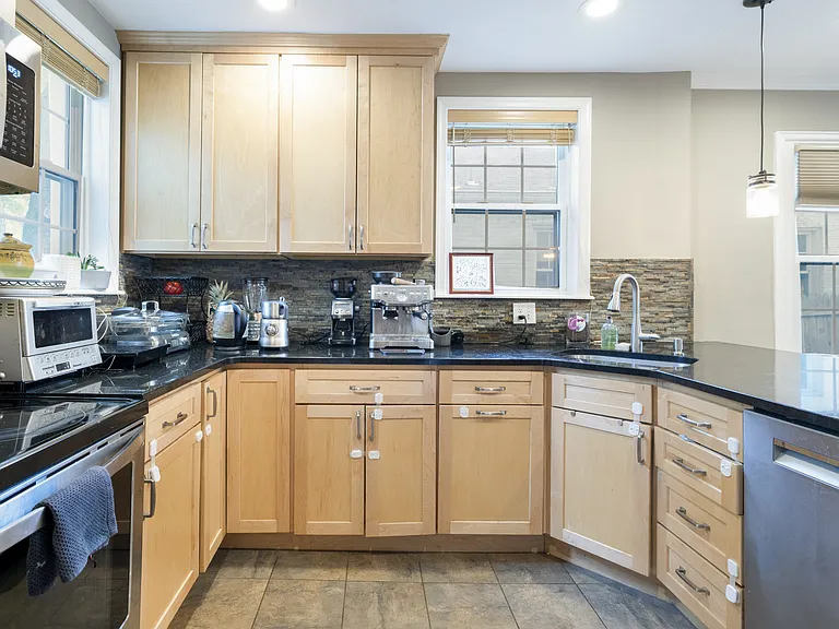 4850 Crescent St — Photo 5