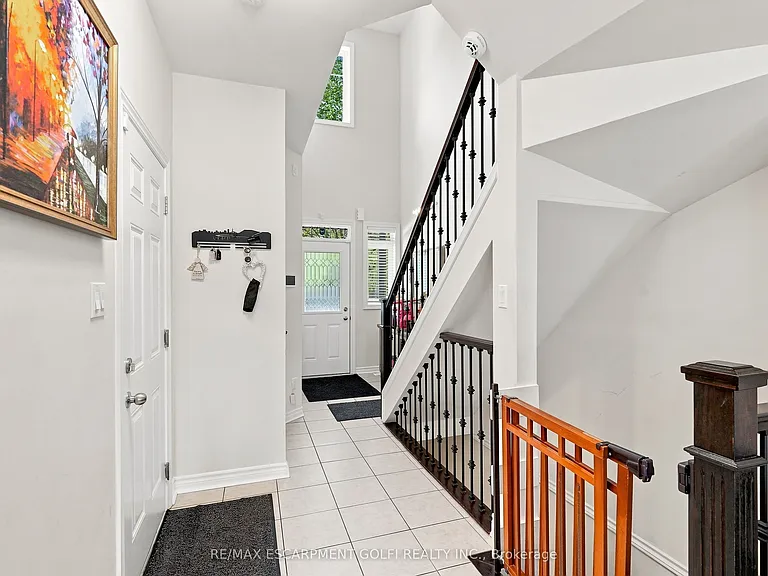 1050 Ryckman Cmn — Photo 4