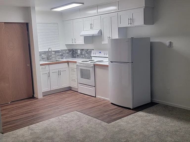 Alder Manor Apartments — Photo 14