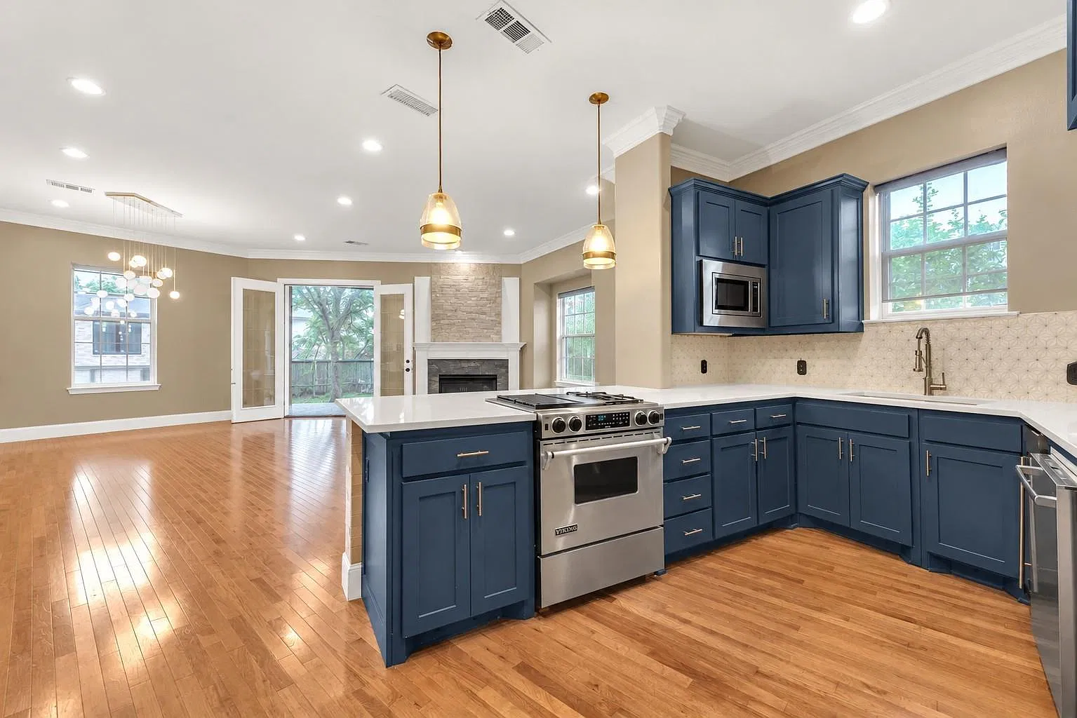 2 bed, 2.5 bath, 2107 sqft, $4,300 — Photo 3