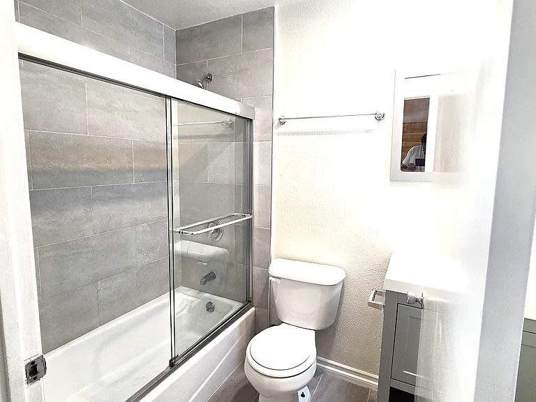 2251 Crenshaw Blvd #6 — Photo 7